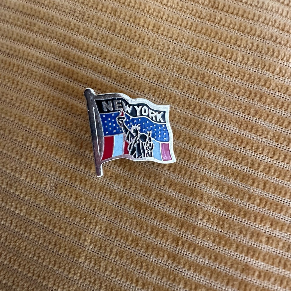 Vintage NY Statue of Liberty/Flag Pin